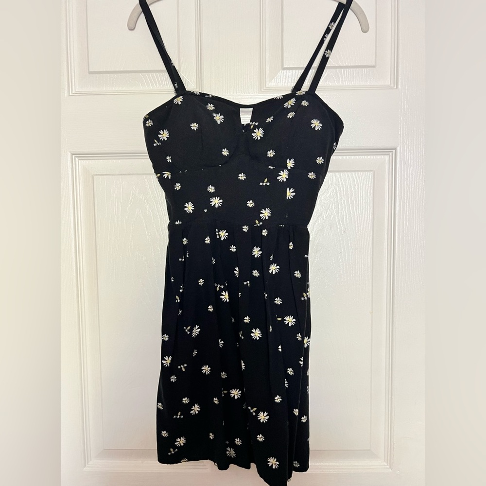 Cute and girly daisy flower dress Size: M Color: black with white daisy’s